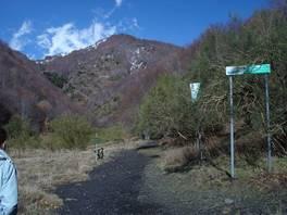Acqua Rocca degli Zappini: il segnale di inizio del sentiero.