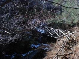 Acqua Rocca degli zappini Naturweg: eine kleine Holzbrücke