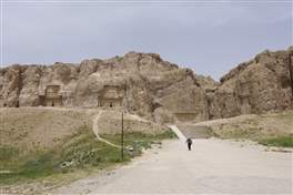 La necropoli di Naqsh-E-Rostam: collinetta che fornisce una vista di insieme