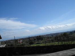 foto della strada che da Viagrande porta al Castagno dei Cento Cavalli - Etna: sulla destra, il mare