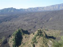 Der 'Pineta della Cubania' Naturweg, auf dem vulkan Ätna: zum Rand des Bove-Tals führt