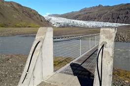 Flaajokull glacier:  bridge next to the car park