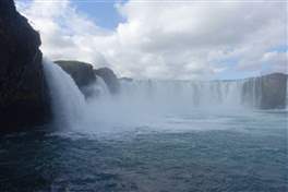 Godafoss - Wasserfall der Götter: den Wasserfall auch von unten