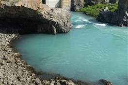 Godafoss - Wasserfall der Götter: Einige Höhlen, die von den Gewässern gegraben wurden