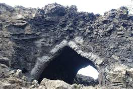 Grjotaja Hverfjall Dimmuborgir: Kirkjan ab, die spektakulärste Lavaformation der Gegend