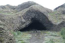 Hljodaklettar e Raudholar: grotta della chiesa, the Kirkjan