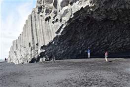 Reynisfjara beach: kirkjan lava cave