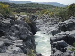 Simeto river lavic ravines: saraceni bridge
