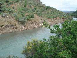 Simeto river lavic ravines: west river bank
