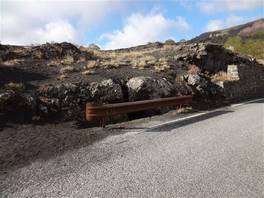 Der 'Grotta Cassone' Naturweg, auf dem vulkan Ätna: hinter der Leitplanke