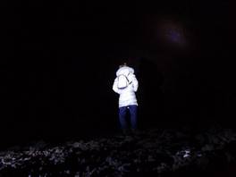 Der 'Grotta Cassone' Naturweg, auf dem vulkan Ätna: auf den Füßen zu stehen