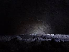 Der 'Grotta Cassone' Naturweg, auf dem vulkan Ätna: im Stelle, wo das Magma einmal hervorquoll