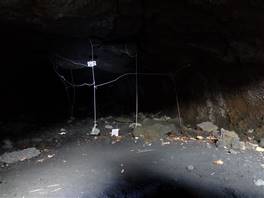 foto della Grotta Cassone - Etna: tratto della volta che sta per crollare