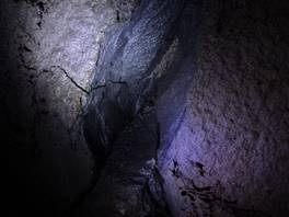 Der 'Grotta Cassone' Naturweg, auf dem vulkan Ätna: einige Spaltungen mit augenfälligen Einstürze
