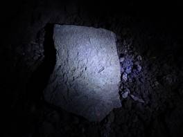 Der 'Grotta Cassone' Naturweg, auf dem vulkan Ätna: großen Felsen