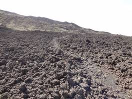 foto della Grotta degli Archi - Etna: traccia sulla vecchia colata