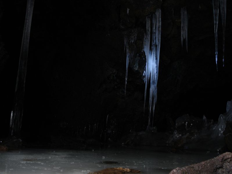 L'interno della Grotta del Gelo