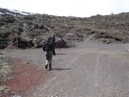 foto del percorso che arriva alla grotta del Gelo - Etna: raggiungere una biforcazione: