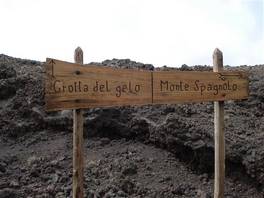foto del percorso che arriva alla grotta del Gelo - Etna:  occorre abbandonare la strada sterrata
