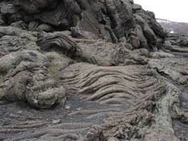 foto del percorso che arriva alla grotta del Gelo - Etna: una fluidità della lava