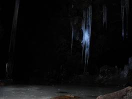 foto del percorso che arriva alla grotta del Gelo - Etna: Stalattiti di ghiaccio pendono del tetto, le rocce sono completamente ricoperte di ghiaccio così come il pavimento, un'atmosfera indescrivibile!