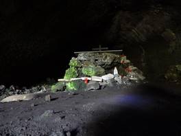 foto della Grotta Intraleo - Etna: altare