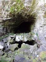 die Grotte Intraleo: in zwei Gänge aufteilt
