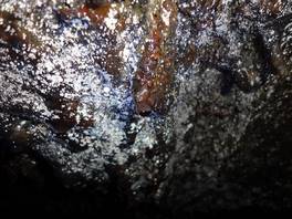 foto della Grotta Intraleo - Etna: infiltrazioni d'acqua