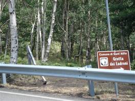 Die Ladroni Grotte, auf dem Vulkan Ätna: Schild auf der Leitplanke signalisiert