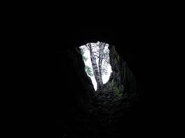 Die Ladroni Grotte, auf dem Vulkan Ätna: bis zum Ausgang