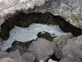 Der 'Grotta del Lago' weg, auf dem vulkan Ätna: Eingang der Grotte
