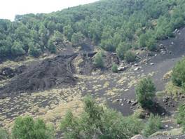 foto del percorso che arriva alla grotta di SerraCozzo - Etna: si giunge al cratere al cui interno si trova la grotta