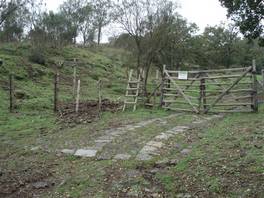 foto del sentiero che porta all'Ilice di Carrinu - Etna: cancello di legno