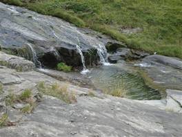 Cento fonti hiking path: polished rocks