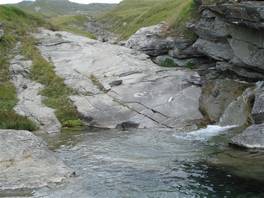 Cento fonti hiking path: small waterfalls