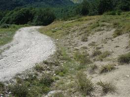 Cento fonti hiking path: a dirt road