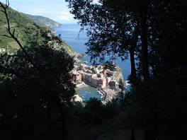 Die wunderschönen Pfade der Cinque Terre: erreichen wir Vernazza, wo unsere Tour endet