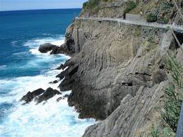 I sentieri costieri delle Cinque Terre, in Liguria: a picco sul mare