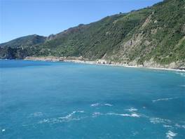 I sentieri costieri delle Cinque Terre, in Liguria: costa a picco su di esse