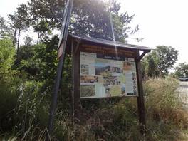 Weg, der zu den wunderschönen Tina-Seen: Informationsschild des Naturreservats