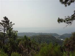Weg, der zu den wunderschönen Tina-Seen: Ligurische Meer sehen