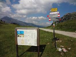 Einfacher Weg von Piani di Bobbio bis zur Buzzoni-Hütte: dem Weg 101 folgend