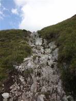 Rundreise von Piani di Erna zum Berg Resegone. : die Felshügel