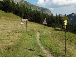 Rundreise von Piani di Erna zum Berg Resegone. : die Ausgangskreuzung