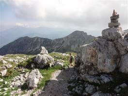 Der Ganda-Weg auf den Gipfel des Grigna und die Brioschi-Hütte: den bunten Zeichen auf den Steinen