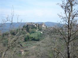 La val d Ambra, in Toscana: Il borgo in lontananza