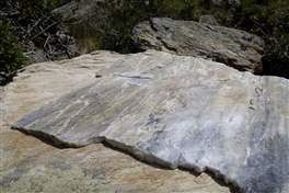 Da Pian Palù al lago Lagostel: formazioni marmoree tra le rocce