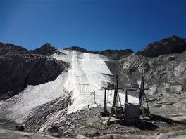 Passo Paradiso - Rifugio Capanna Presena: piccolo ghiacciaio coperto