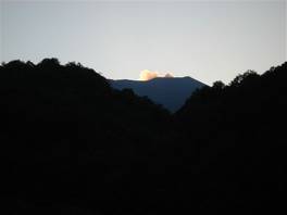 Mons Gibel - Guya Trekking 2011 - Prima tappa - Etna: fumo rosato dal tramonto del cratere centrale