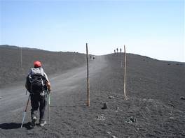 Salita verso il cratere Centrale dalla Montagnola - Etna: camminando sulla pista percorsa dai fuoristrada